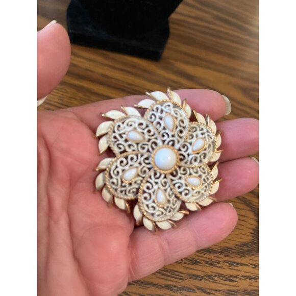Crown Trifari cabochon white enamel open work flower brooch vintage - Picture 3 of 4